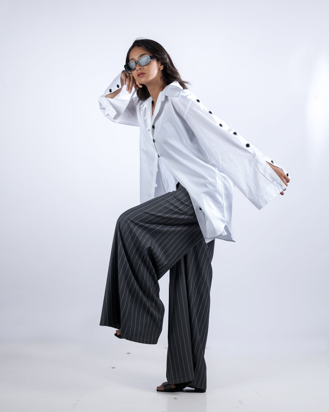 Chemise blanche oversize avec des bottons noires