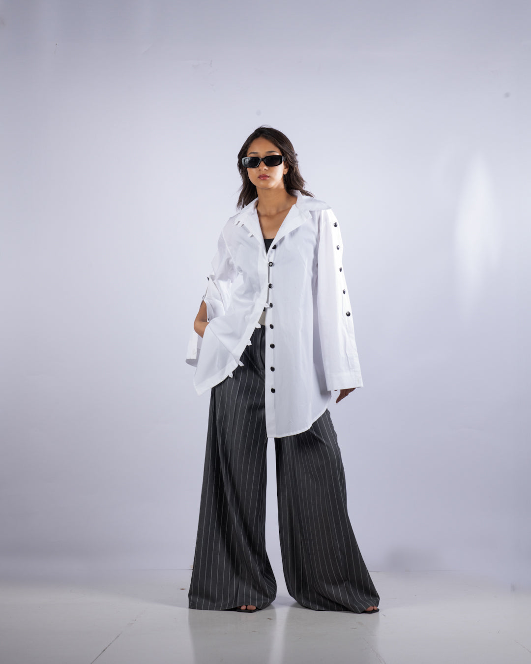 Chemise blanche oversize avec des bottons noires
