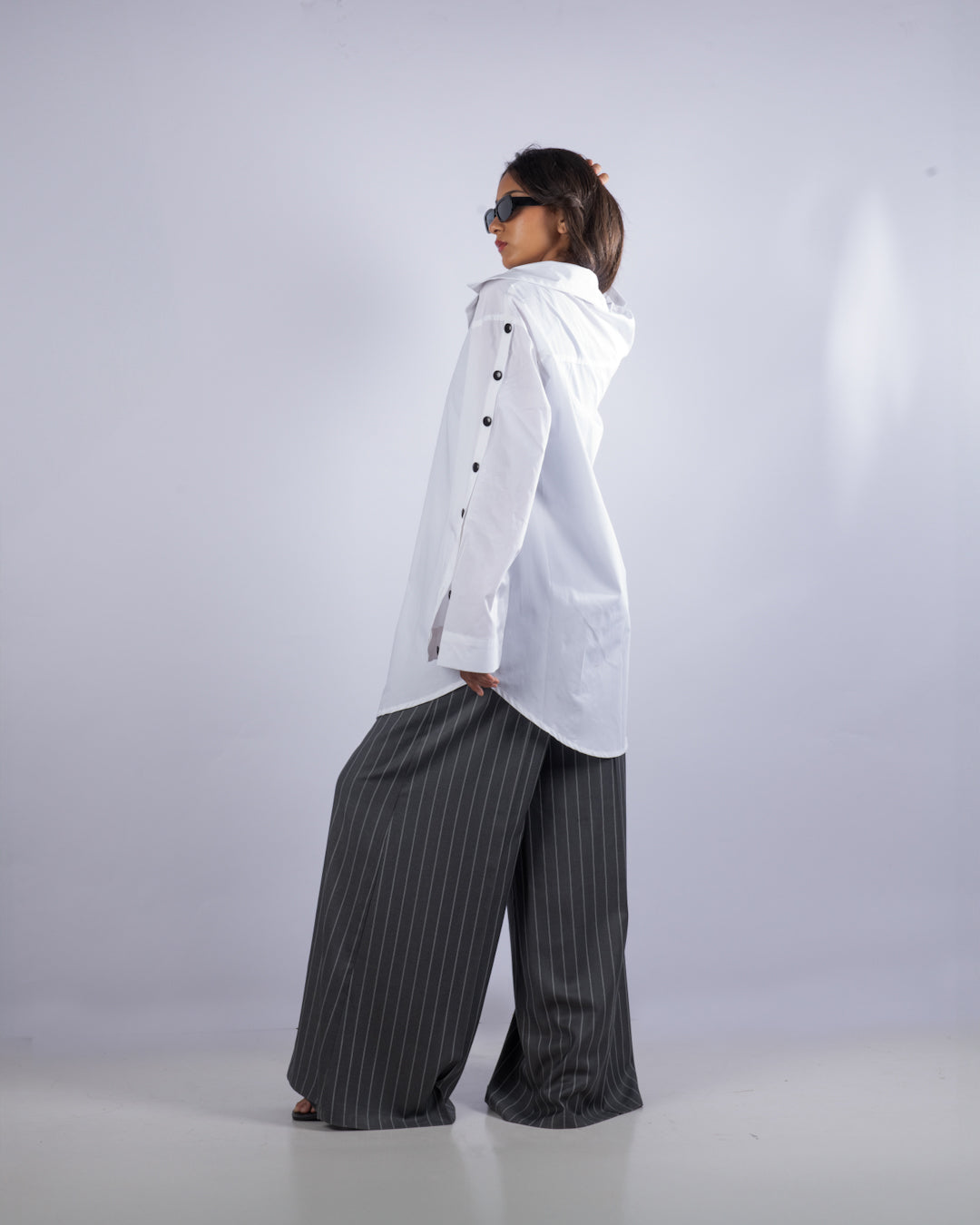 Chemise blanche oversize avec des bottons noires