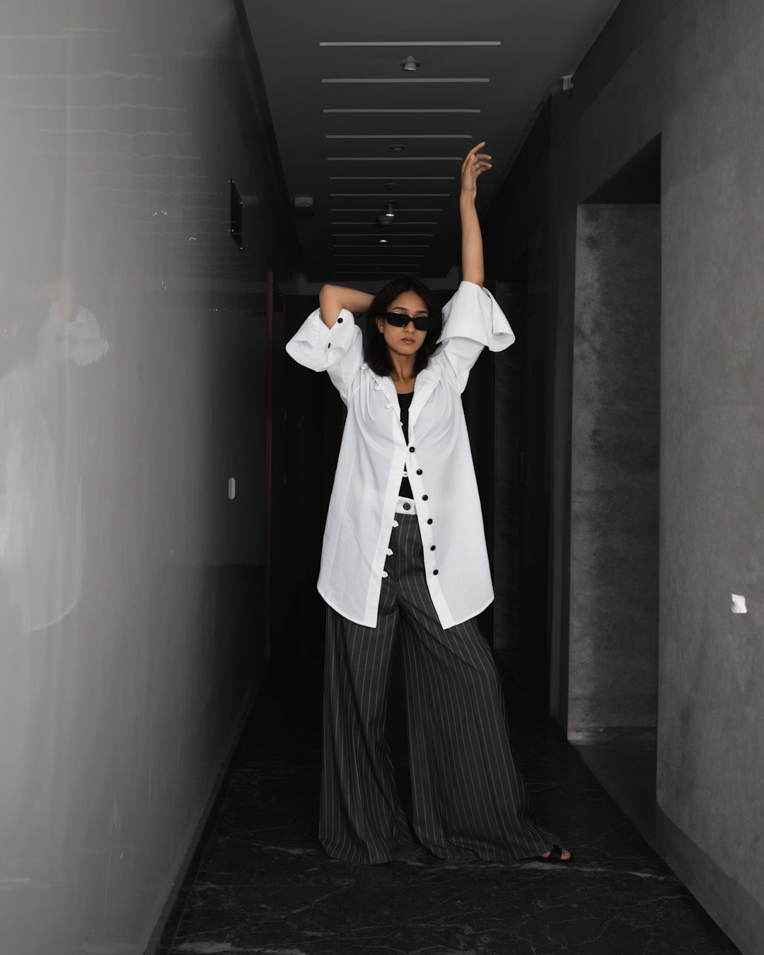 Chemise blanche oversize avec des bottons noires
