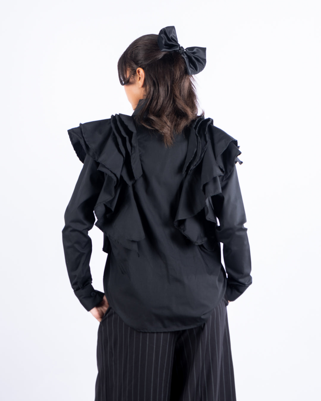 chemise noire avec des ruffles sur les épaules